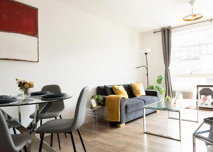 Spacious 2 Bed Apartment In Central Location